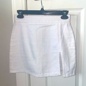 PRINCESS POLLY LIONESS MINI WHITE SKIRT WITH BACK ZIPPER AND SLIT